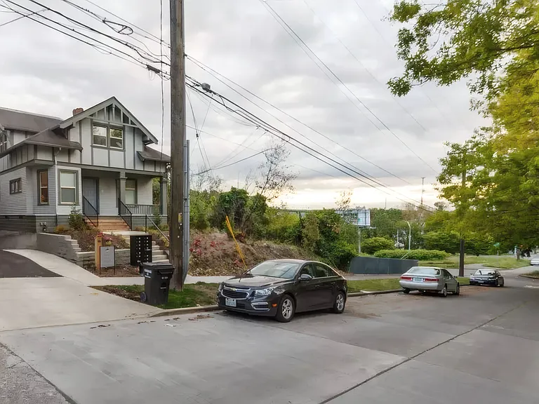 Discover Urban Serenity: Stylish Property in Capitol Hill's Pulse — Photo 11