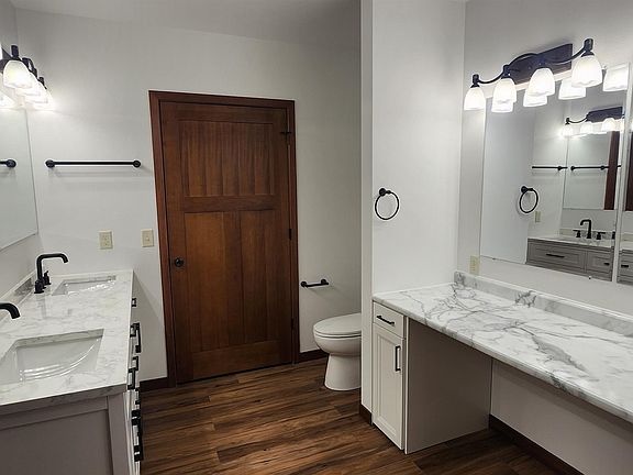 5th image of 901 Surrey Ave