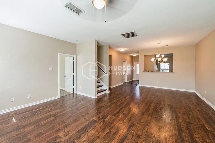 5 bed, 2.5 bath, 2703 sqft, $2,240 — Photo 4