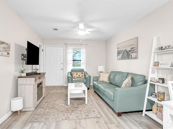 2nd image of 3202 Redwood Ln #212
