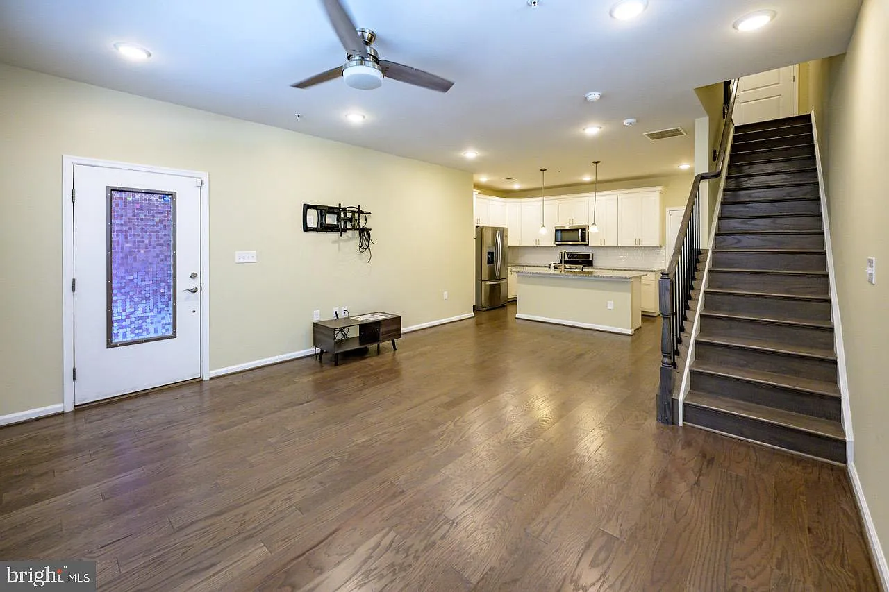 3 bed, 2.5 bath, 1605 sqft, $3,250 — Photo 4
