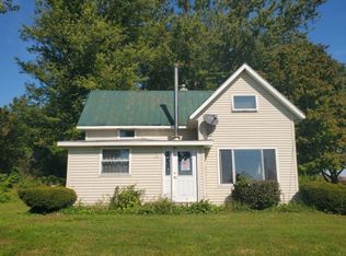 1952 E Factory Rd, Dakota, IL 61018