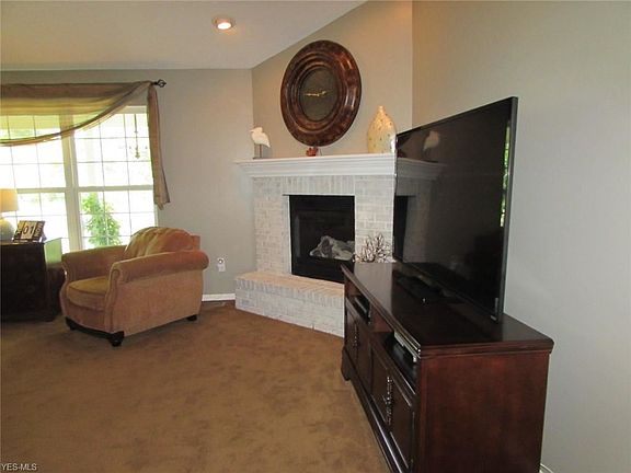 4th image of 38230 Avalon Dr