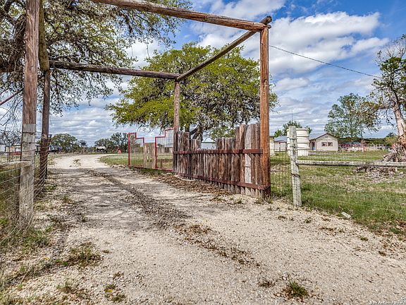 2nd image of 604 ENGLISH HOLLOW DR