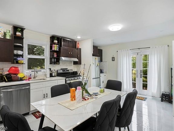 2nd image of 21 Lawrence St