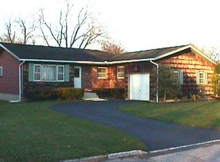 7 Skidmore Pl, West Islip, NY 11795