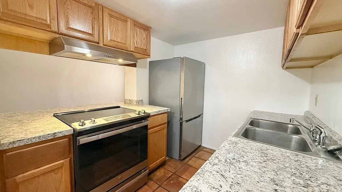 2 bed, 1.5 bath, 924 sqft, $1,149 — Photo 3