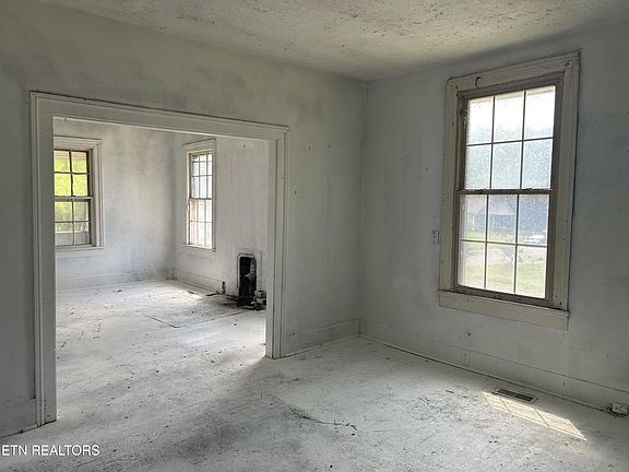 4th image of 207 Connex St