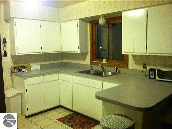 3rd image of 500 Buckley St