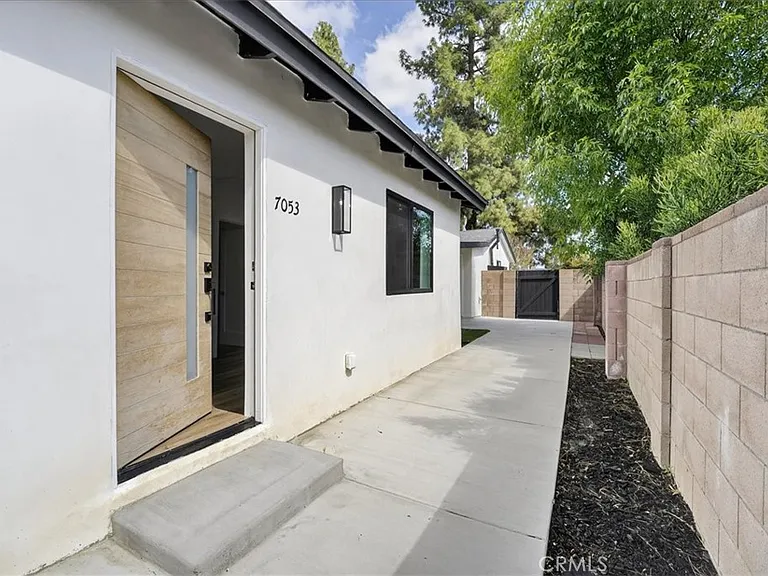 7053 Fallbrook Ave — Photo 16