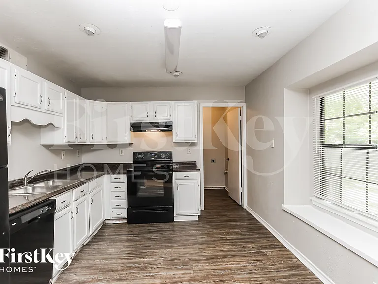 608 Nora Ln — Photo 5