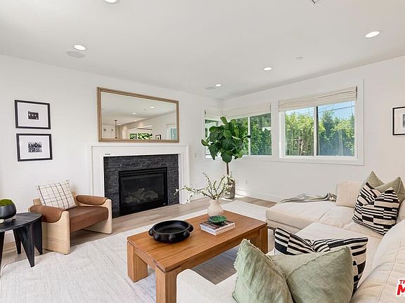 3rd image of 3641 Barry Ave