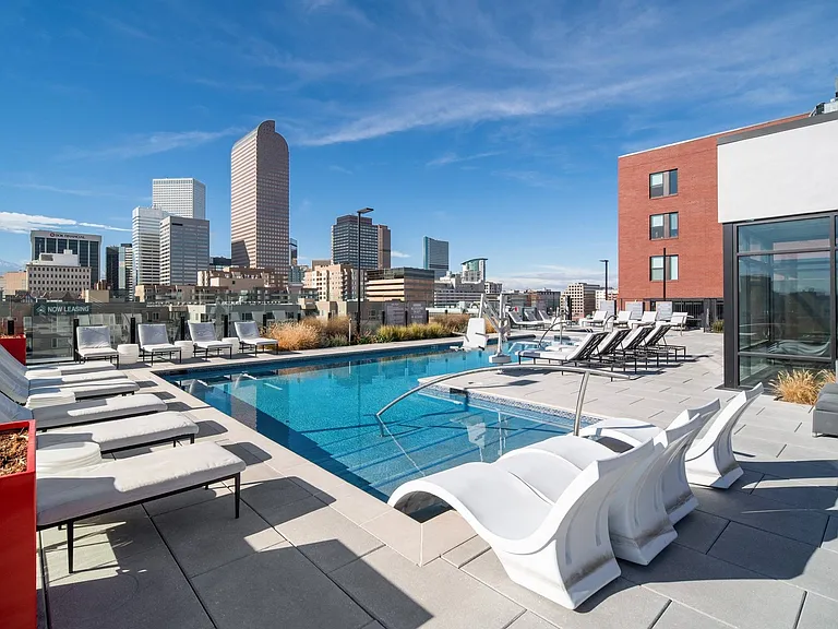 UptownDenver_amenity_rooftop pool (1)