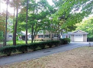 26 Pinoak Ln, Saint James, NY 11780