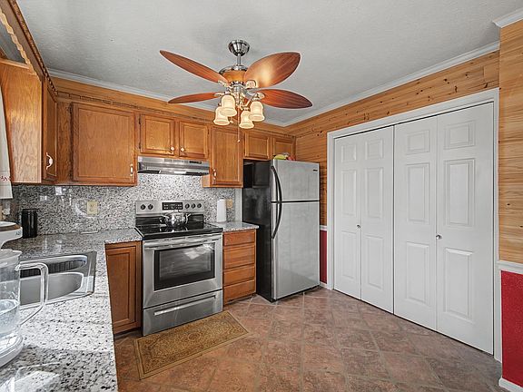 3rd image of 810 Lewis Ct