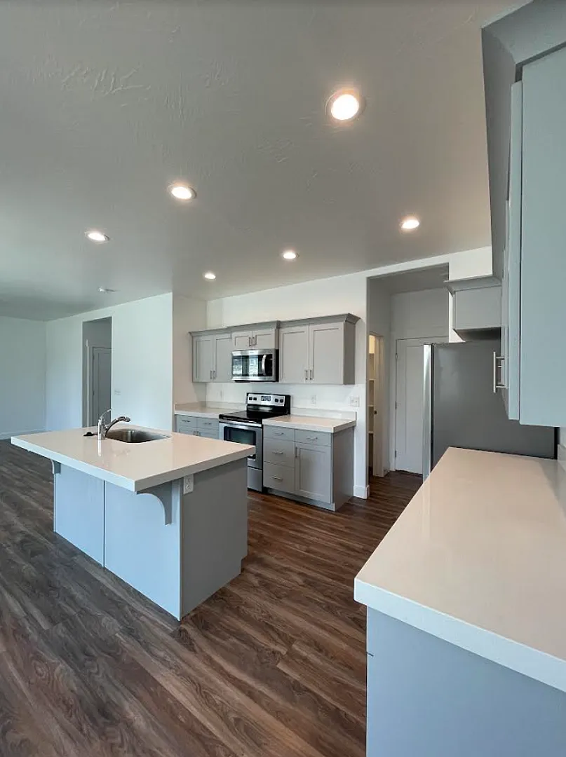 Beautiful 4 bedroom 2.5 bathroom available in Eagle Mountain — Photo 2