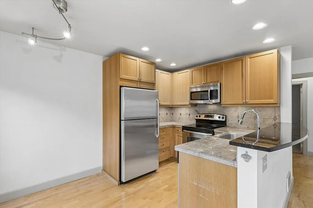 Marc Anna - 1 bedroom + den — Photo 4