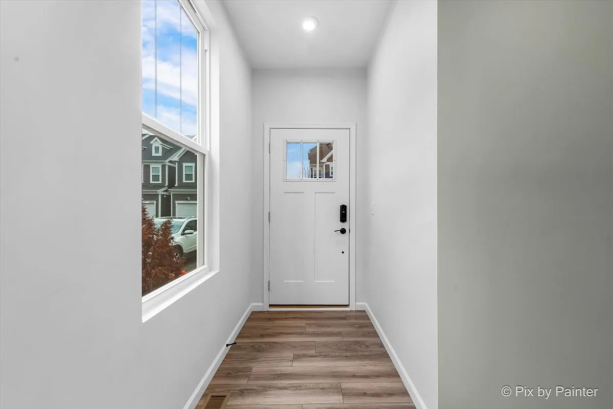 3 bed, 2.5 bath, 2124 sqft, $4,300 — Photo 2