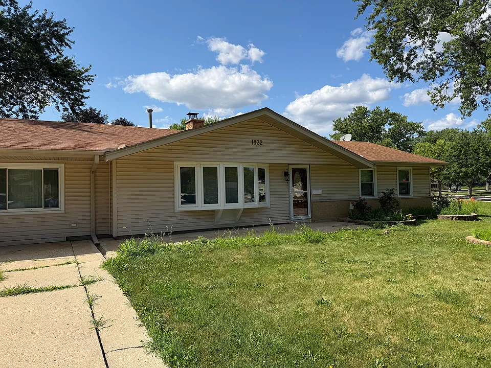 1832 W Weathersfield Way