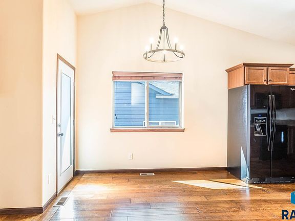 4th image of 434 Macey Ave