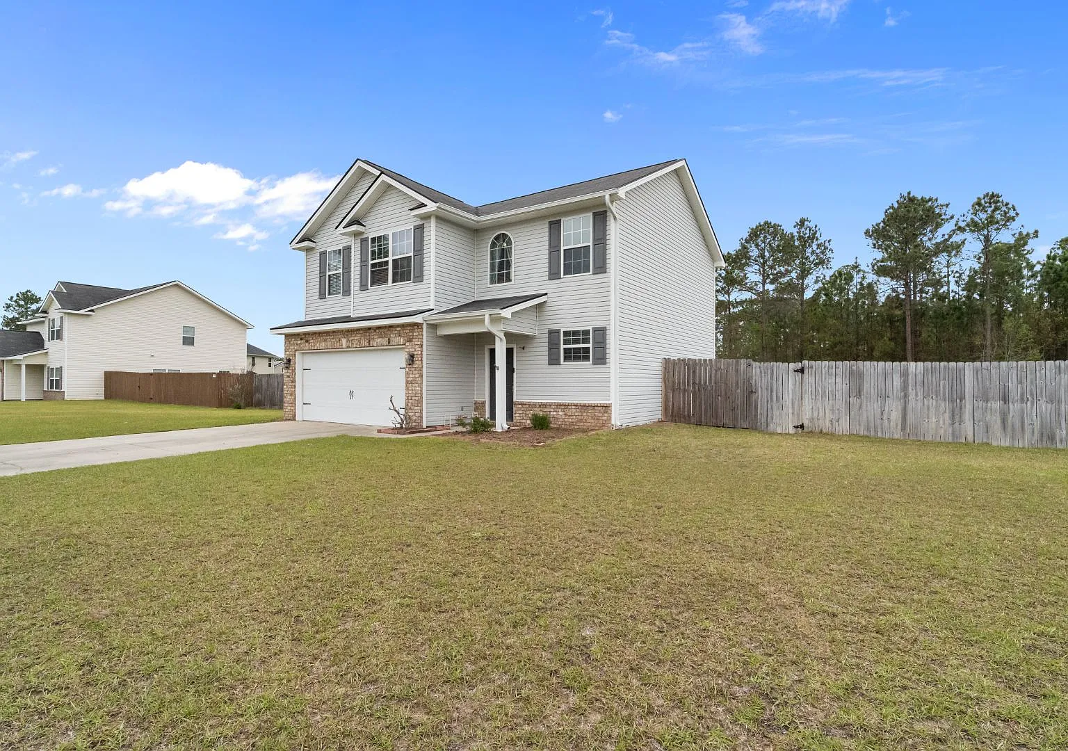Spacious 3BR Home with Fenced Yard Near Ft. Stewart — Photo 2