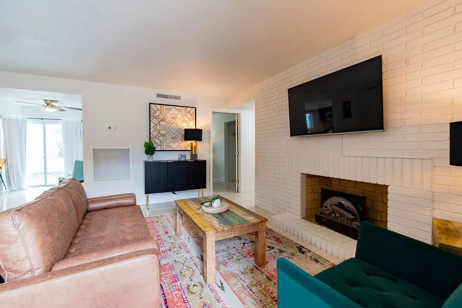4 bed, 2.0 bath, 1291 sqft, $4,252 — Photo 3