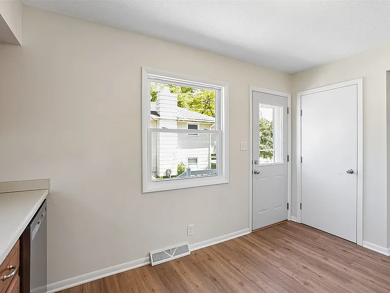 502 NE Trilein Dr — Photo 15