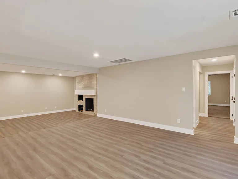 209 W 9th St — Photo 12