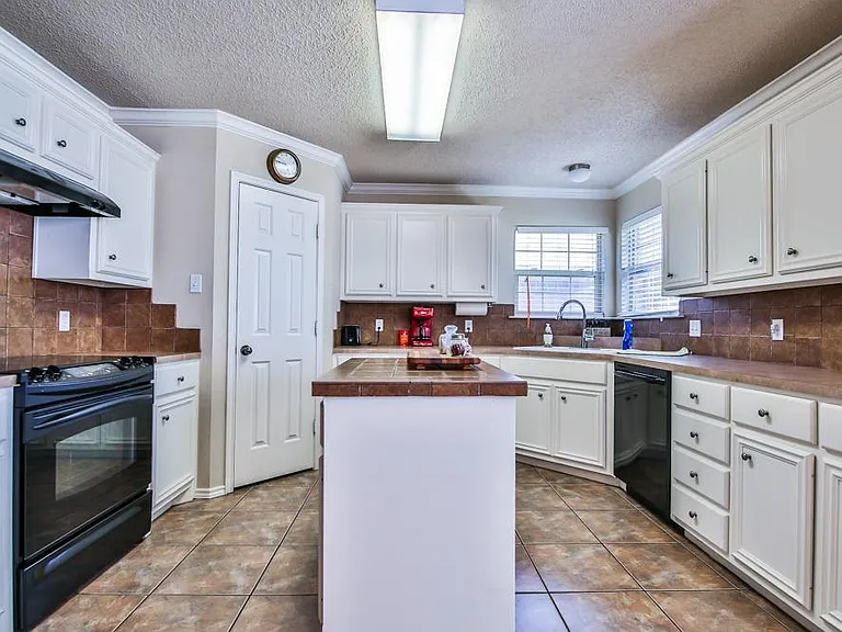 9805 Huron Ave — Photo 4