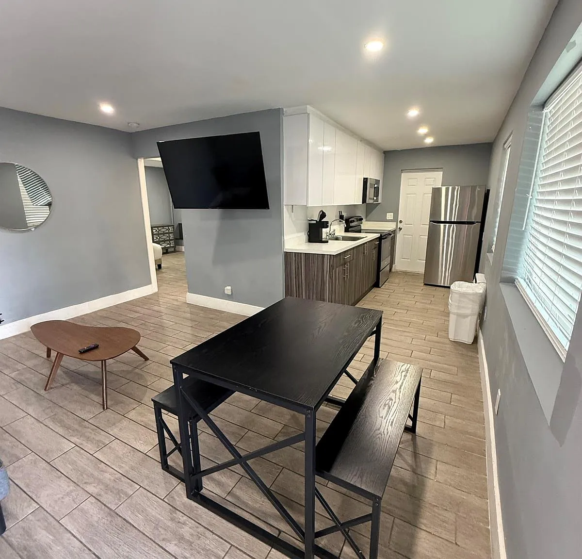 906 N Riverside Dr — Photo 2