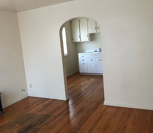 5th image of 121 W 2nd St #10868175