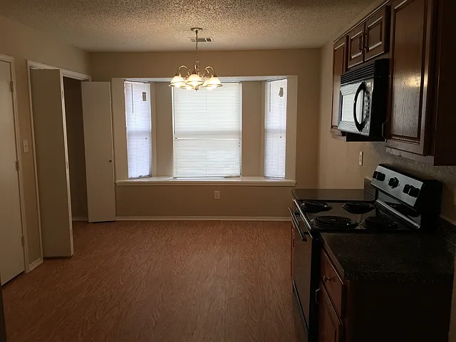 4 bed, 2.5 bath, 2130 sqft, $2,375 — Photo 3