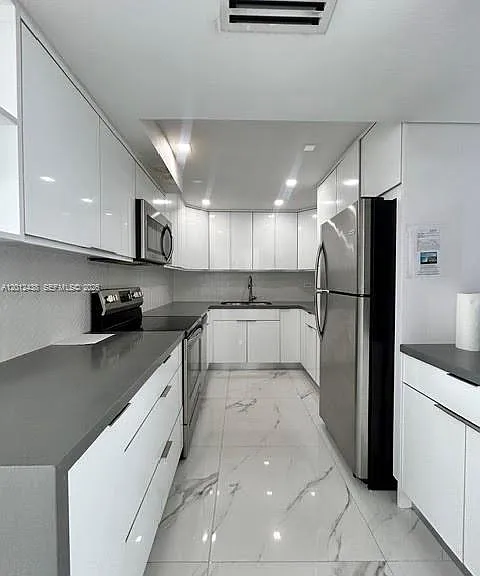 6039 Collins Ave #1033 — Photo 2