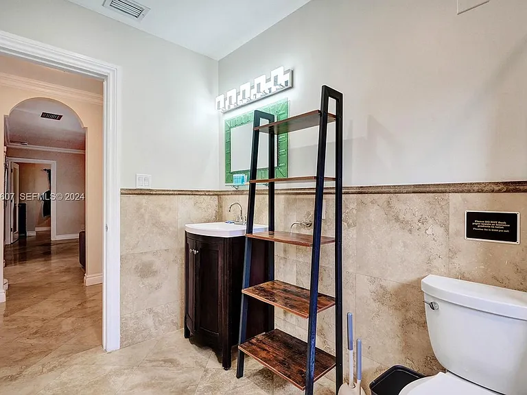 1049 N Southlake Dr — Photo 21