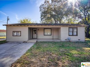 1307 N Crockett Ave, Cameron, TX 76520