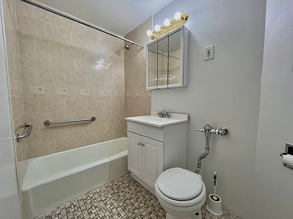 4th image of 203 W 91st St #1CC