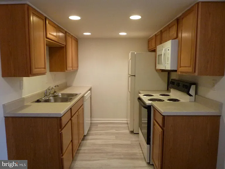 809 Logan St #2B — Photo 7