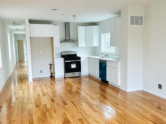 4th image of 149 Vedder Ave #1