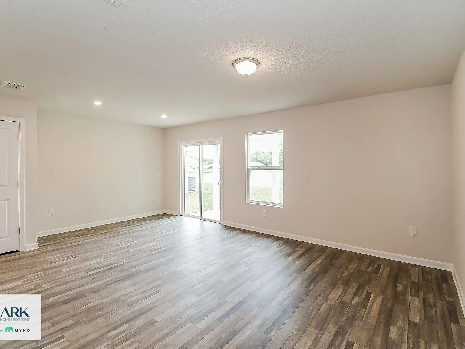 3 bed, 2.0 bath, 1184 sqft, $2,124 — Photo 2