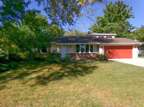 2855 Chatsworth Dr, Beloit, WI 53511