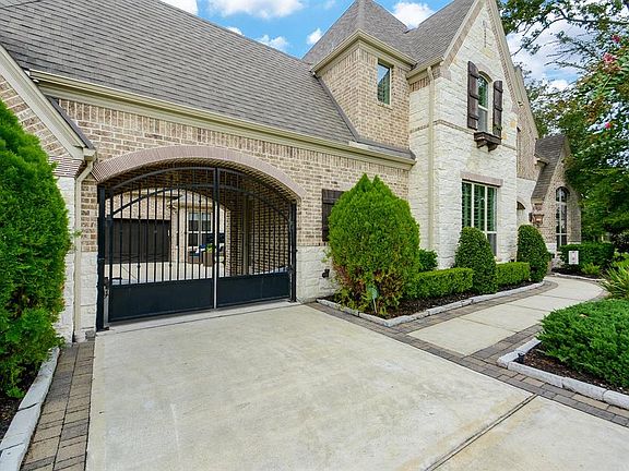 3rd image of 110 N Silver Manor Cir