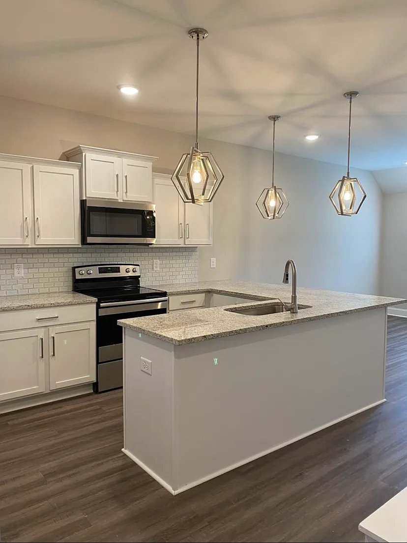 1020 Glenkirk Drive - B — Photo 3
