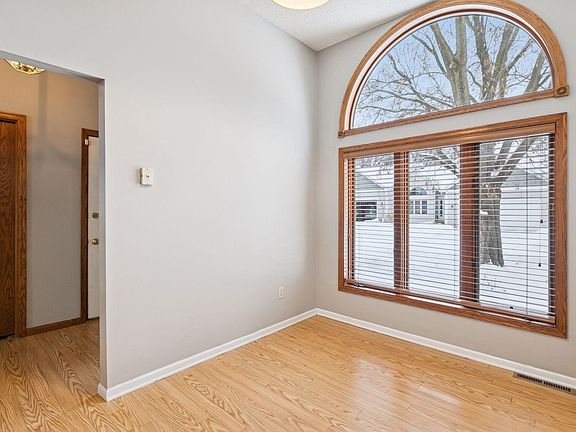 4th image of 805 Southcross Dr E