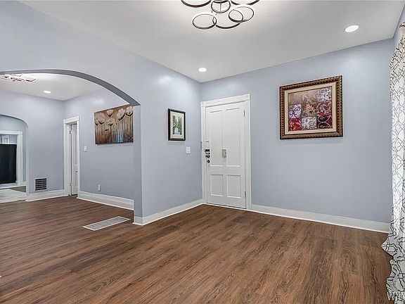 3rd image of 405 W Ferry St