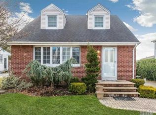 308 Roslyn Ave, Carle Place, NY 11514