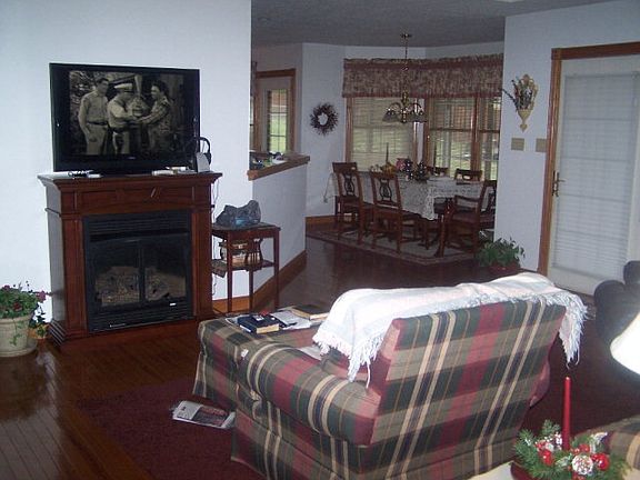4th image of 40 Kristin Dr