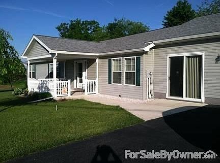 covered front porch and entrance to breezeway