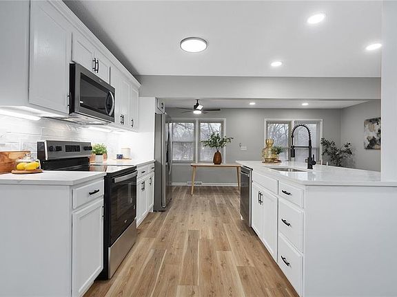 5th image of 211 SE Noeleen Ln