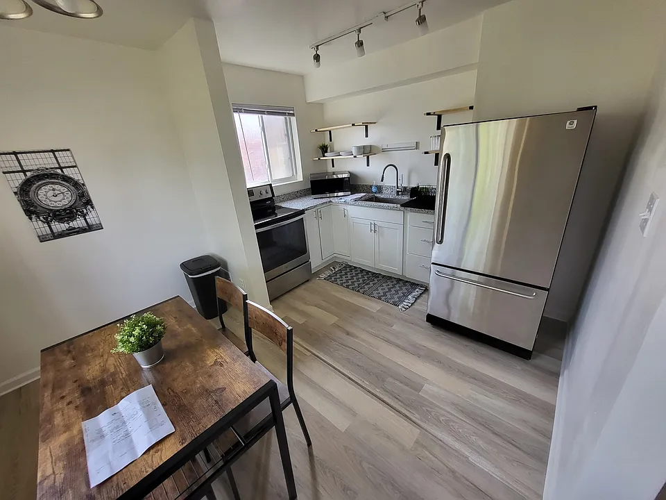 1210 Irving Ave #5