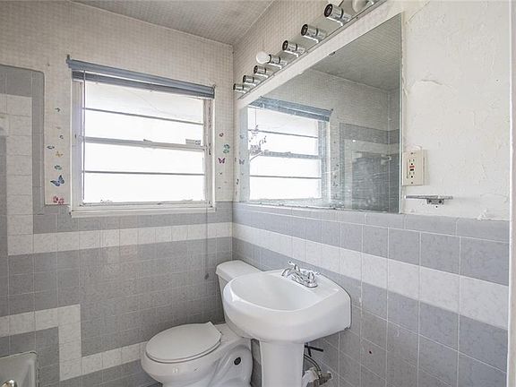 5th image of 1106 SW 43rd St
